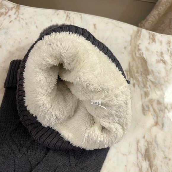 UGG GREY BEANIE GLOVE SET NWT - Picture 5 of 11
